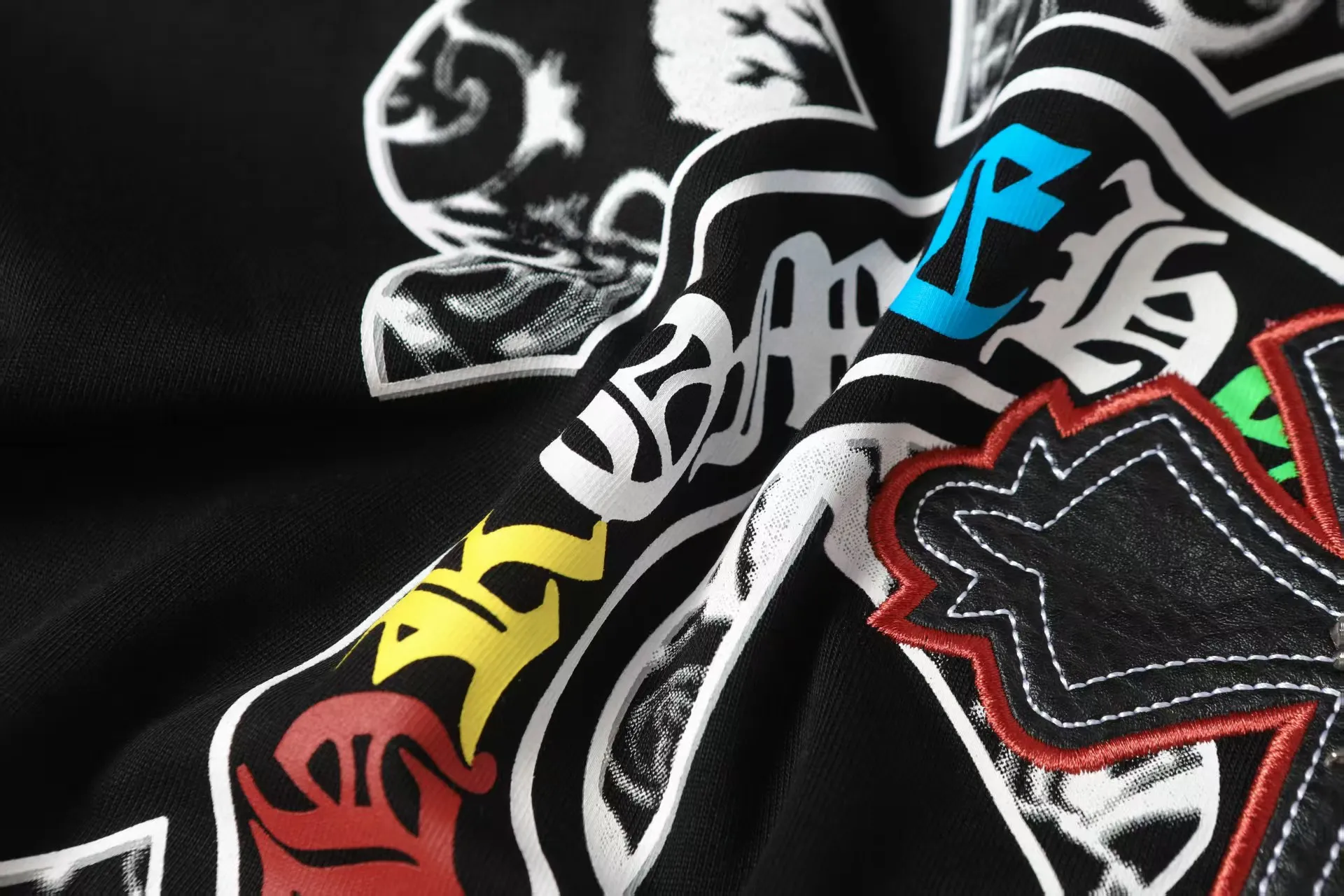 P180 Chrome Hearts* Chrome Hearts are made of 320g double yarn fabric, 1*1 Solona rib, imported digital front and rear white ink direct injection + laser embroidery, hand-nailed hardware accessories, loose version, same style for men and women. Color: Black White Size: XS S M L